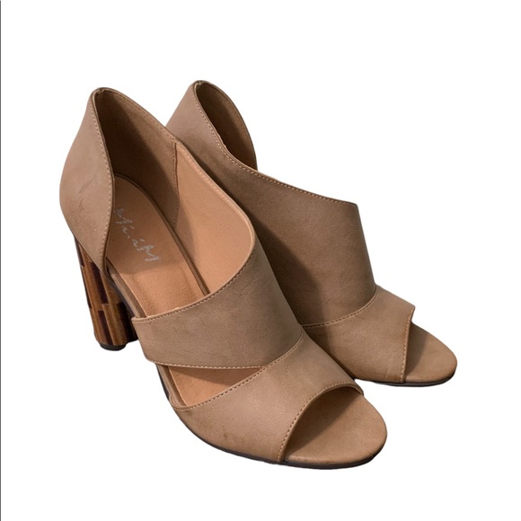 NWOT Block Heel Cut Out Heels - Picture 2 of 3